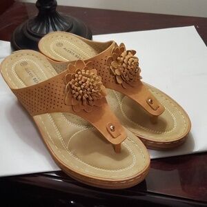 Alexis Bendel Women's Tan Floral Sandals